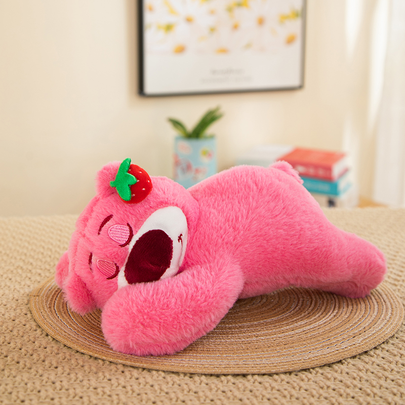 趴草莓熊帶草莓，米諾網(wǎng)供