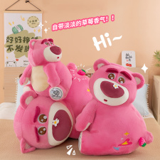 新款可爱趴草莓熊公仔带香味粉色小熊皮克斯系列撅屁股趴姿草莓熊,森都毛绒 新款可爱趴草莓熊公仔带香味粉色小熊皮克斯系列撅屁股趴姿草莓熊,森都毛绒